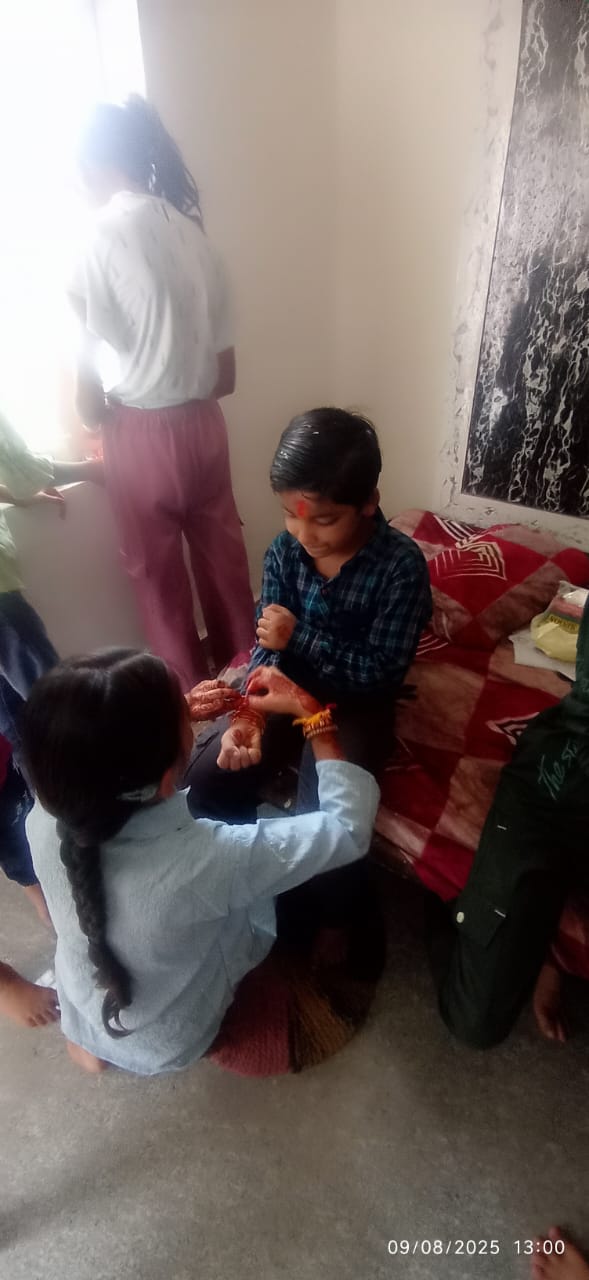 बच्चियां रक्षाबंधन पर राखी बांध रही हैं, बुन्देलखण्ड के एक घर में